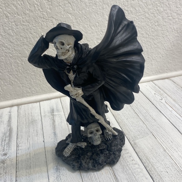 Skeleton Holding Hat in Wind - Picture 8 of 8